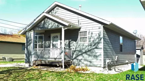 1308 E 17th St, Sioux Falls, SD 57104 photo 1