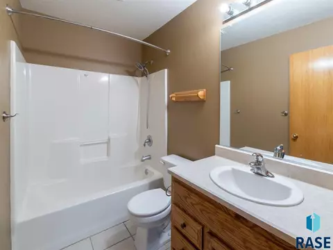 2108 E Briar Den Ct, Sioux Falls, SD 57108 photo 28