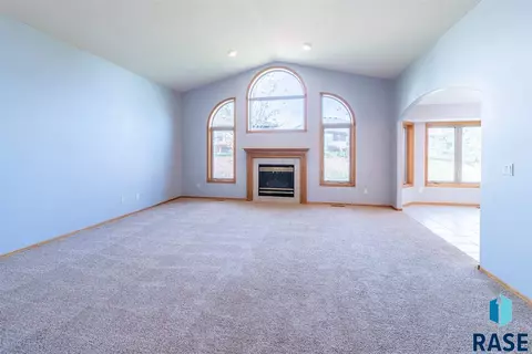 2108 E Briar Den Ct, Sioux Falls, SD 57108 photo 5