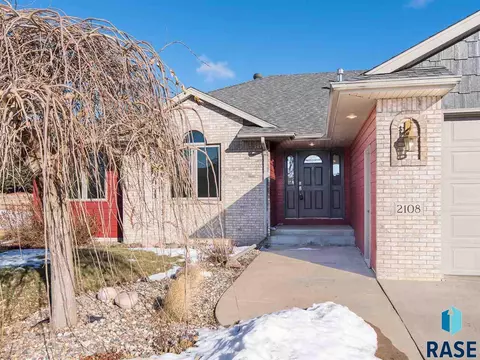 2108 E Briar Den Ct, Sioux Falls, SD 57108 photo 2