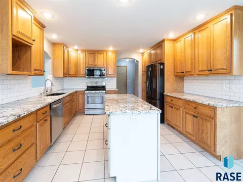 2108 E Briar Den Ct, Sioux Falls, SD 57108 photo 9