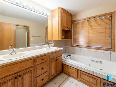 2108 E Briar Den Ct, Sioux Falls, SD 57108 photo 17