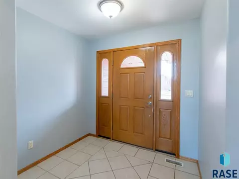 2108 E Briar Den Ct, Sioux Falls, SD 57108 photo 3