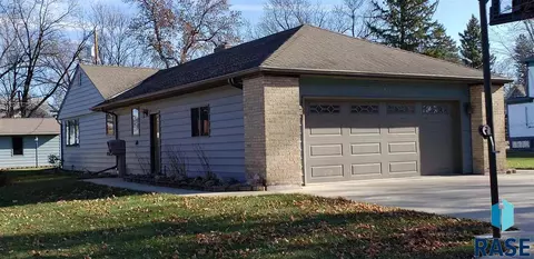 317 SE 3rd Ave, Pipestone, MN 56164 photo 2