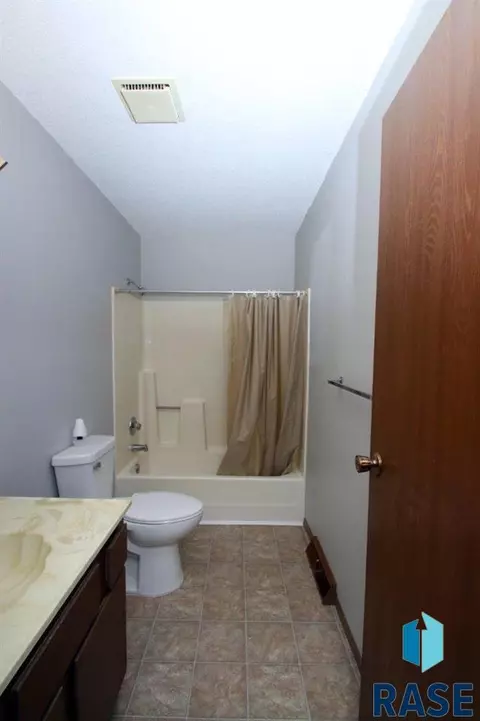 5003 S Drexel Dr, Sioux Falls, SD 57106 photo 12