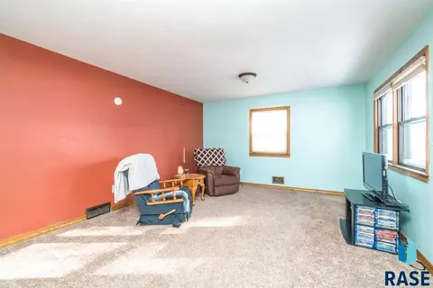 3004 E 18th St, Sioux Falls, SD 57103 photo 2