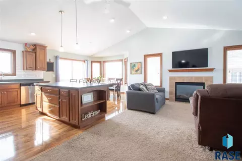 1105 W Golden Eagle St, Sioux Falls, SD 57108 photo 4