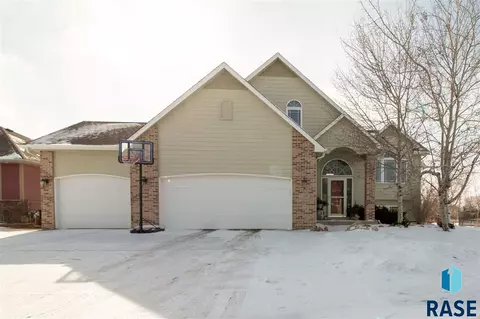 1105 W Golden Eagle St, Sioux Falls, SD 57108 photo 1
