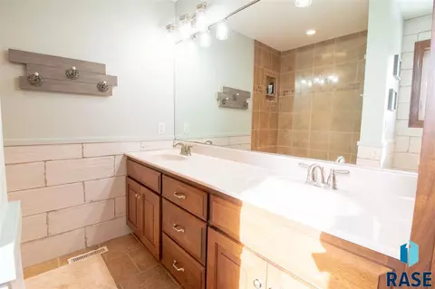 1105 W Golden Eagle St, Sioux Falls, SD 57108 photo 10