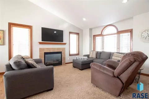 1105 W Golden Eagle St, Sioux Falls, SD 57108 photo 3