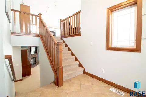 1105 W Golden Eagle St, Sioux Falls, SD 57108 photo 2