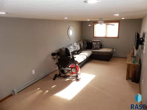 Undisclosed, Sioux Falls, SD 57105 photo 25