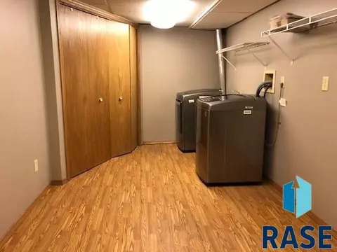 301 E 40th St, Sioux Falls, SD 57105 photo 12