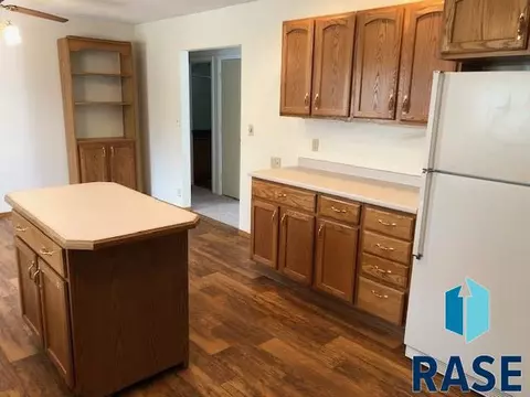 301 E 40th St, Sioux Falls, SD 57105 photo 2
