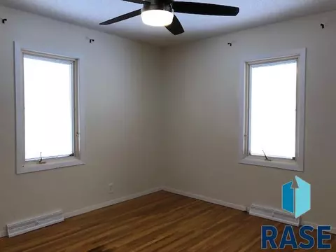 301 E 40th St, Sioux Falls, SD 57105 photo 8