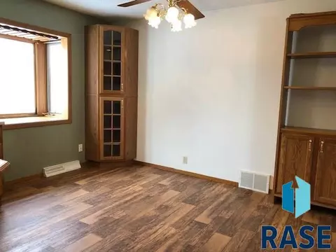 301 E 40th St, Sioux Falls, SD 57105 photo 4