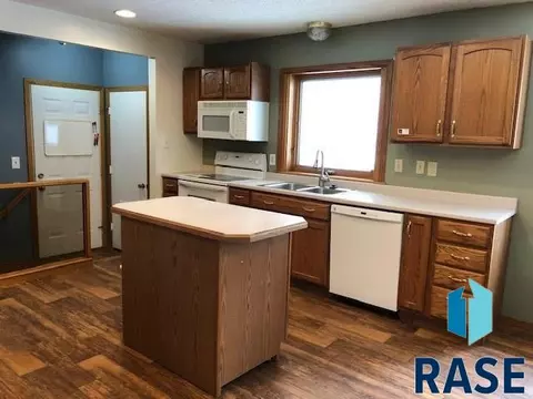 301 E 40th St, Sioux Falls, SD 57105 photo 3