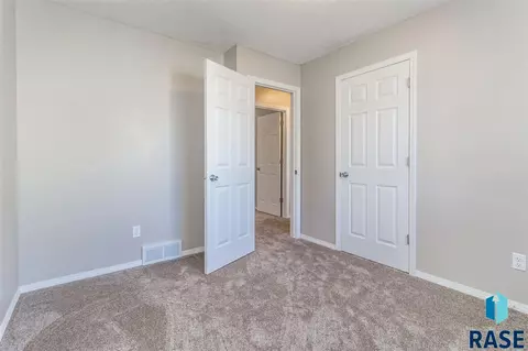 5117 E 16th St, Sioux Falls, SD 57110 photo 17
