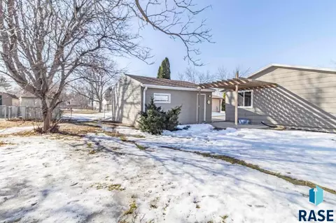 5117 E 16th St, Sioux Falls, SD 57110 photo 4