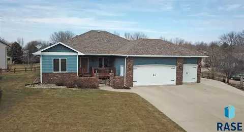 216 E 9th St, Crooks, SD 57020 photo 2