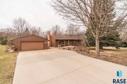 2701 E Old Orchard Trl, Sioux Falls, SD 57103 photo 1