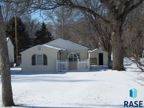 304 E 3rd St, Hills, MN 56138 photo 1