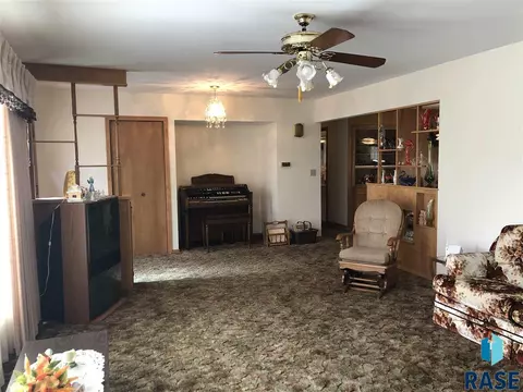 629 S Relanto St, Freeman, SD 57029 photo 7