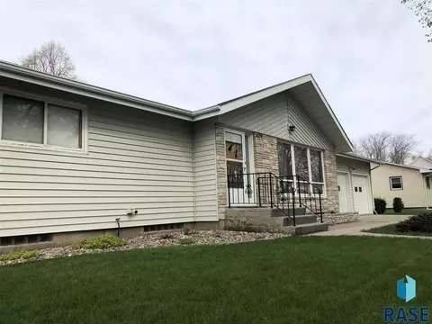 629 S Relanto St, Freeman, SD 57029 photo 2