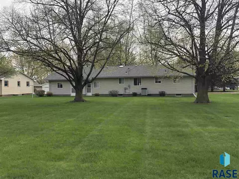 629 S Relanto St, Freeman, SD 57029 photo 3