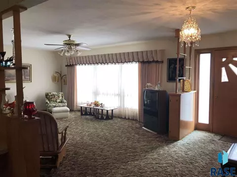 629 S Relanto St, Freeman, SD 57029 photo 5
