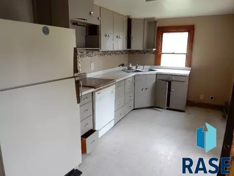 101 E 3rd St, Dell Rapids, SD 57022 photo 3