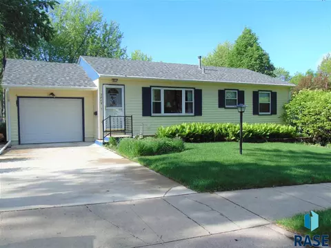 3805 E Claudette Dr, Sioux Falls, SD 57103 photo 2