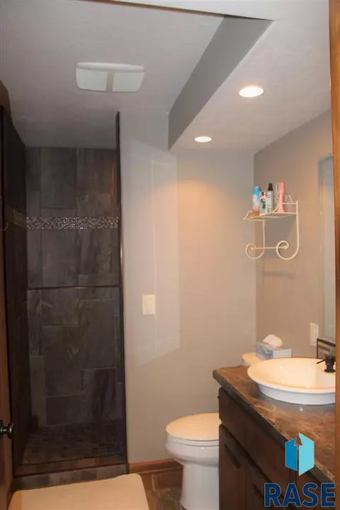 Undisclosed, Sioux Falls, SD 57106 photo 22