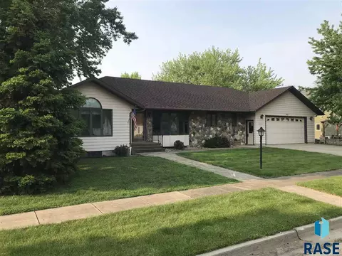 202 E 3rd St, Marion, SD 57043 photo 2