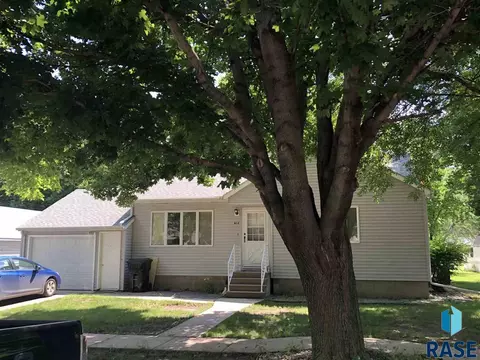 612 S Walnut St, Freeman, SD 57029 photo 1