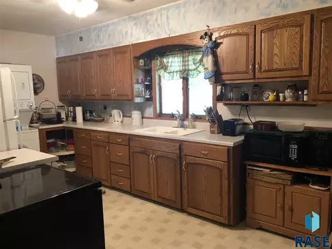612 S Walnut St, Freeman, SD 57029 photo 8