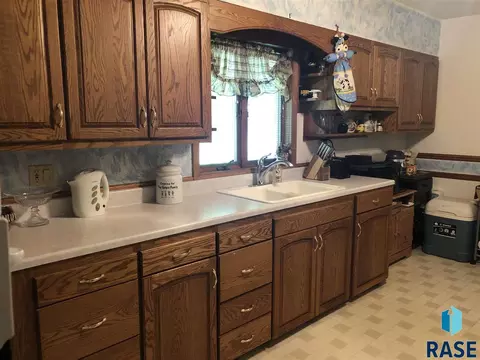 612 S Walnut St, Freeman, SD 57029 photo 9