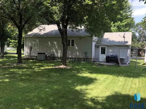 612 S Walnut St, Freeman, SD 57029 photo 4