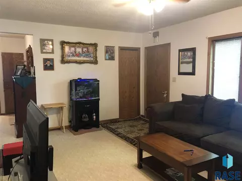 612 S Walnut St, Freeman, SD 57029 photo 5