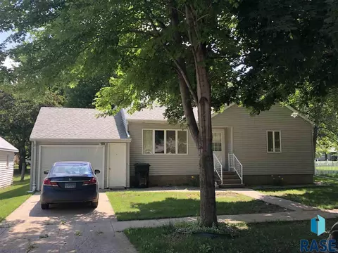 612 S Walnut St, Freeman, SD 57029 photo 2