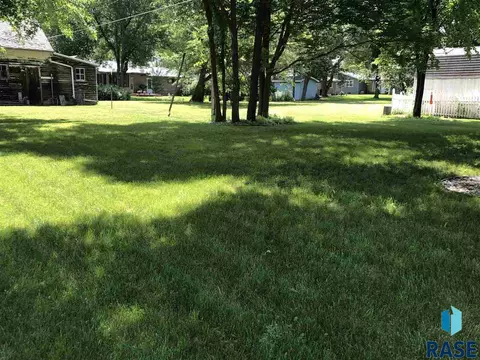 612 S Walnut St, Freeman, SD 57029 photo 3