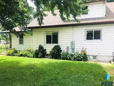 912 E 6th St, Freeman, SD 57029 photo 2