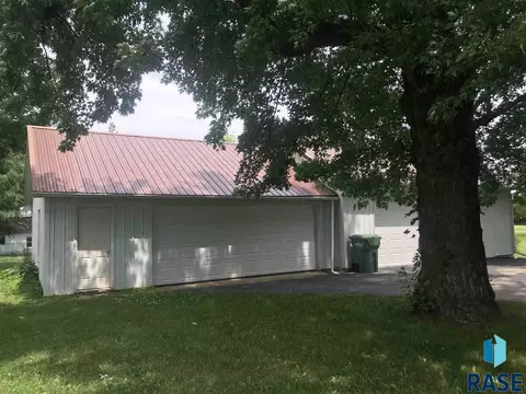 912 E 6th St, Freeman, SD 57029 photo 4