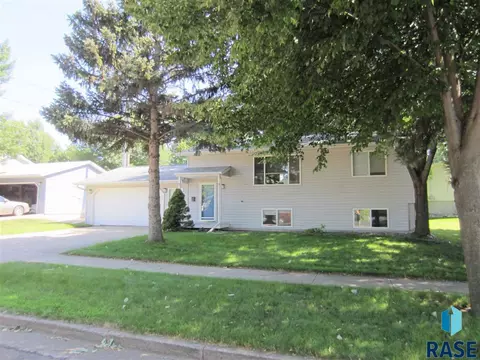709 W Mcclellan St, Sioux Falls, SD 57104 photo 1
