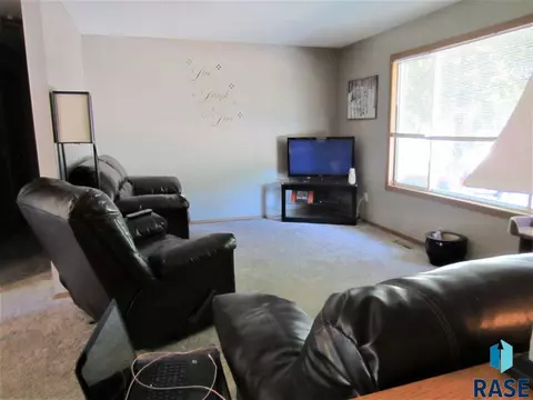 709 W Mcclellan St, Sioux Falls, SD 57104 photo 2