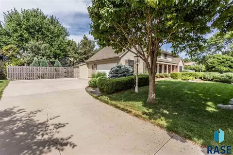2020 Elizabeth Dr, Sioux Falls, SD 57103 photo 2