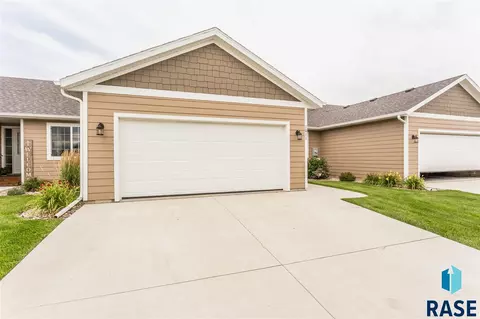 1011 N Crestfield Pl, Sioux Falls, SD 57107 photo 1