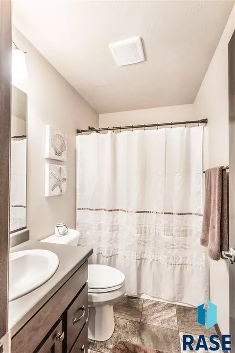 1011 N Crestfield Pl, Sioux Falls, SD 57107 photo 15