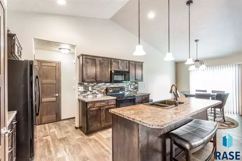 1011 N Crestfield Pl, Sioux Falls, SD 57107 photo 9