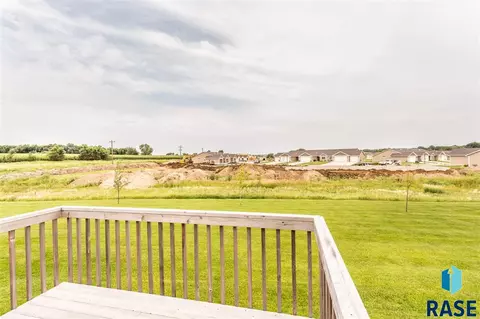 1011 N Crestfield Pl, Sioux Falls, SD 57107 photo 5